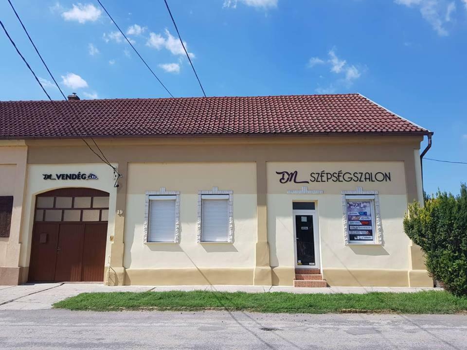 Dm Vendeghaz Виллань Экстерьер фото